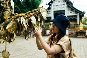 ásia viajante levar uma foto para pagode do wat lok mol têmpora dentro Chiang mai cidade, Tailândia