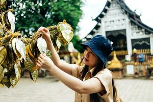 ásia viajante levar uma foto para pagode do wat lok mol têmpora dentro Chiang mai cidade, Tailândia