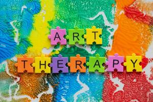 arte terapia conceito com colorida enigma peças em uma colorida fundo foto