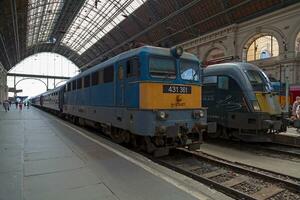 Budapeste, Hungria - Junho 20 2018 - trens às keleti trem estação foto