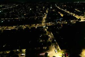 Alto ângulo cenas do central luton cidade do Inglaterra durante noite. iluminado luton cidade estava capturado com drones Câmera em agosto 14, 2023 durante noite foto