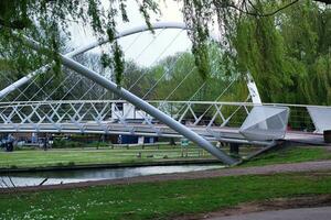 pessoas estão desfrutando caloroso dia às Bedford cidade parque, Inglaterra ótimo Grã-Bretanha Reino Unido. imagem capturado em abril 22, 2023 foto