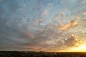 melhor Alto ângulo Visão do colorida céu e dramático nuvens durante pôr do sol dentro verão 2023 sobre britânico cidade Inglaterra, Reino Unido. foto