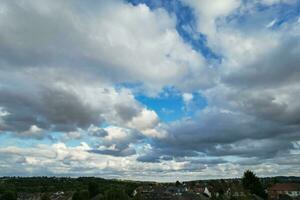 Alto ângulo drones Câmera cenas do dramático nuvens e céu sobre a luton cidade do Inglaterra Reino Unido, agosto 4º, 2023 foto