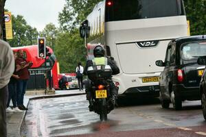 baixo ângulo Visão do ocupado central Londres cidade e estrada com tráfego durante chuva e nublado dia sobre Inglaterra ótimo Grã-Bretanha do Reino Unido. imagem estava capturado em agosto 2º, 2023 foto