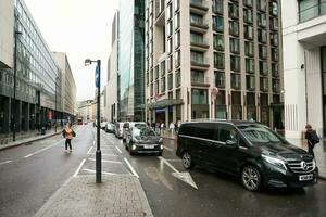 baixo ângulo Visão do ocupado central Londres cidade e estrada com tráfego durante chuva e nublado dia sobre Inglaterra ótimo Grã-Bretanha do Reino Unido. imagem estava capturado em agosto 2º, 2023 foto