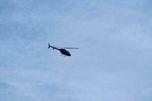 uma pequeno helicóptero é vôo sobre luton cidade do Inglaterra Reino Unido, Junho 23, 2023 foto