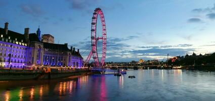 a maioria lindo cenas do iluminado Londres olho a partir de rio Tamisa Westminster, grande ben relógio torre às depois de pôr do sol noite. Inglaterra ótimo Grã-Bretanha, cenas estava capturado em agosto 02, 2023 depois de pôr do sol. foto