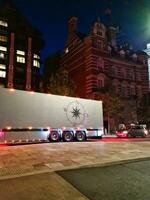 lindo cenas do iluminado britânico estrada às Londres olho a partir de rio Tamisa Westminster, grande ben relógio torre às depois de pôr do sol noite. Inglaterra ótimo Grã-Bretanha, cenas estava capturado em agosto 02, 2023 foto