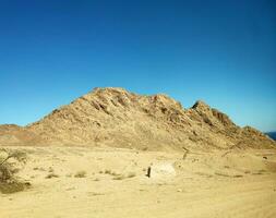 deserto terra com montanhas e mar foto