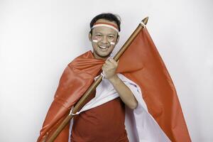 feliz sorridente indonésio homem segurando da indonésia bandeira para comemoro Indonésia independência dia isolado sobre branco fundo. foto