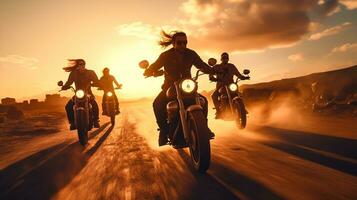 motociclistas equitação em a estrada dentro a deserto durante pôr do sol. foto