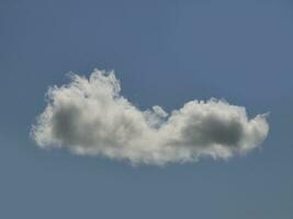 solteiro branco nuvem sobre azul céu fundo. fofo cumulus nuvem forma foto