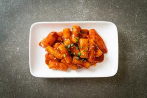 palito de bolo de arroz coreano com salsicha em molho apimentado - tteokbokki foto