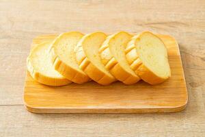 Pão de batata fatiado na tábua de madeira foto