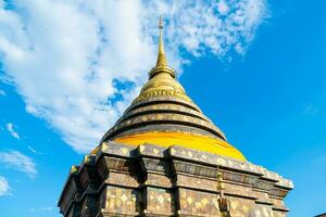 bela arquitetura em pra that lampang luang na tailândia foto