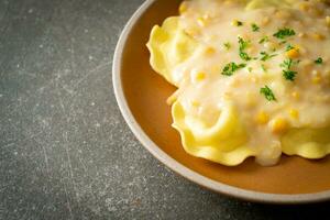 macarrão ravioli com molho de queijo de milho foto