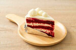 bolo de veludo vermelho no prato foto