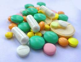 pilha do colorida pílulas, remédio fundo foto