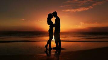jovem casal apaixonadamente se beijando em uma deserta litoral. silhueta conceito foto