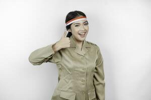 sorridente governo trabalhador mulher gesticulando Está bem placa com dela polegares acima isolado de branco fundo. pns vestindo cáqui uniforme. da indonésia independência dia conceito. foto