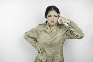 louco Civil trabalhador mulher vestindo uma Castanho uniforme sentindo-me tão estressado. indonésio governo empregados sobrecarregado conceito. foto