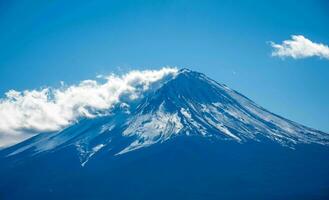 montar Fuji às kawakuchiko lago dentro Japão. foto