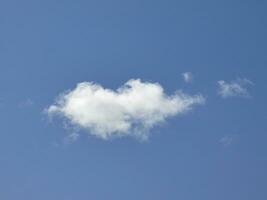 solteiro branco nuvem sobre azul céu fundo. fofo cumulus nuvem forma foto