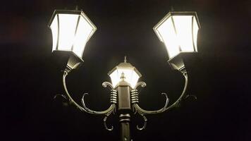 rua claro. vintage rua lâmpada. vintage peça para rua iluminação. noite iluminação foto