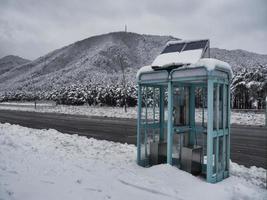 cabine telefônica em estrada de montanha coberta de neve, coreia do sul foto