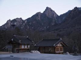 casas asiáticas no templo sinheungsa. Parque Nacional de Seoraksan. Coreia do Sul foto