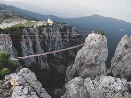 as altas pontes de cabo no pico da montanha ai-petri, na criméia foto