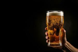 uma masculino mão segurando acima uma vidro do Cerveja isolado em uma Preto fundo com cópia de espaço. ai gerado foto