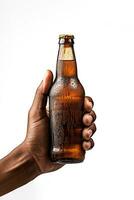 uma masculino mão segurando acima uma garrafa do Cerveja isolado em uma branco fundo. ai gerado foto