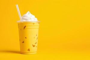 manga batido milkshake dentro plástico Leve embora copo isolado em amarelo fundo com cópia de espaço. ai gerado foto