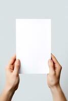 uma humano mão segurando uma em branco Folha do branco papel ou cartão isolado em branco fundo. ai gerado foto