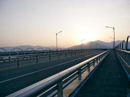 pôr do sol na rodovia vazia perto da cidade de Yangyang, Coreia do Sul foto