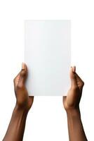 uma humano mão segurando uma em branco Folha do branco papel ou cartão isolado em branco fundo. ai gerado foto