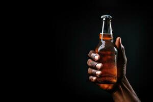 uma masculino mão segurando acima uma garrafa do Cerveja isolado em uma Preto fundo com cópia de espaço. ai gerado foto