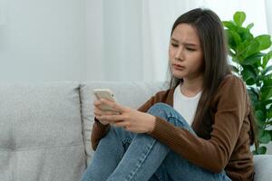 depressão e doença mental. mulher asiática desapontada, triste depois de receber más notícias. menina estressada confusa com problemas infelizes, discutindo com o namorado, chorando e se preocupando com a gravidez inesperada. foto