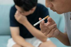 não fumaça. homem cobrir nariz vencimento para cigarro fumaça cheiro, recusar, rejeitar, quebrar, dizer não, Sair fumar para saúde. mundo tabaco dia. drogas, pulmão Câncer, enfisema , pulmonar doença, narcótico, nicotina foto