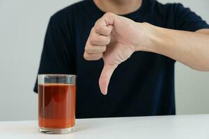 homem recusa dizer não e evitar para beber a álcool uísque , parando mão placa macho, alcoolismo tratamento, álcool vício, Sair bebida, Pare bebendo álcool. recusar vidro licor, pouco saudável, rejeitar foto