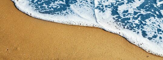 suave mar onda com espuma em areia praia, texto espaço. mar panorama fundo foto