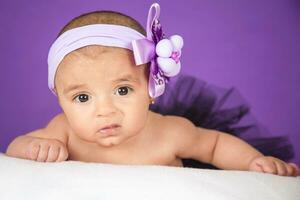 retrato do uma lindo quatro meses bebê menina foto