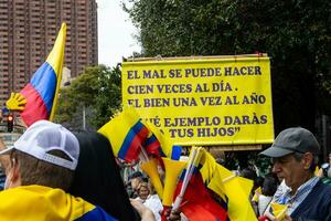 bogotá, Colômbia, 16 agosto 2023. marcha Perguntando para gustavo petro impeachment. pacífico protesto marcha dentro Bogotá Colômbia contra a governo do gustavo petro chamado la marcha de la prefeito. foto