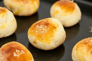 somente cozido pequeno pão pães para mini hambúrgueres. degrau de degrau preparação do mini hambúrgueres. caseiro mini hambúrgueres para crianças ou aperitivos. pequeno hambúrgueres. foto