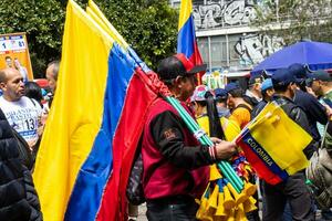 bogotá, Colômbia, 16 agosto 2023. marcha Perguntando para gustavo petro impeachment. pacífico protesto marcha dentro Bogotá Colômbia contra a governo do gustavo petro chamado la marcha de la prefeito. foto