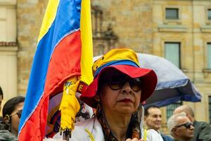 bogotá, Colômbia, 16 agosto 2023. marcha Perguntando para gustavo petro impeachment. pacífico protesto marcha dentro Bogotá Colômbia contra a governo do gustavo petro chamado la marcha de la prefeito. foto