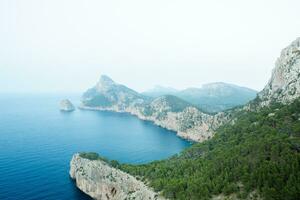 caminhada feriados maiorca, Espanha. lindo cenário com panorama do serra de tramuntana montanhas dentro a ilha do Maiorca dentro Mediterrâneo mar. paraíso para ciclistas. aventura viagem. foto