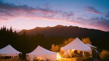 acampamento dentro a montanhas às pôr do sol. ai generativo